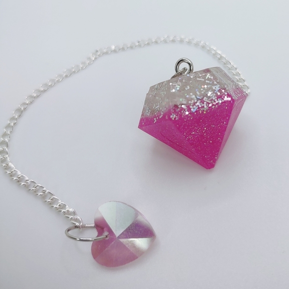 Glittery pink with holographic stars on top handcrafted dowsing pendulum - Picture 4 of 13